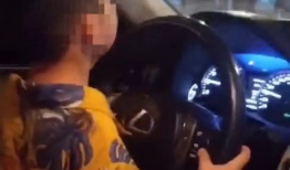 幼交视频,捕捉童真瞬间，展现纯真友谊